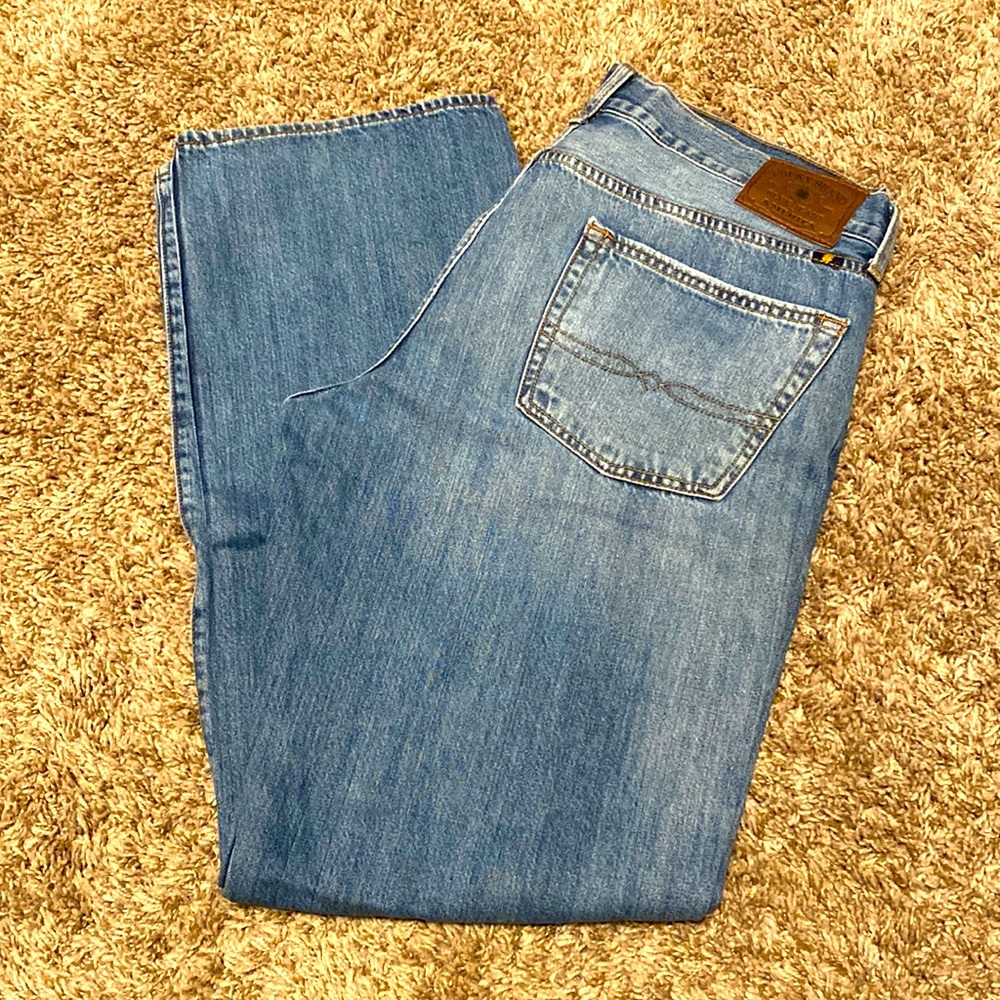 Lucky Brand Light Wash jeans. 36/34. Excellent condition. No distress.